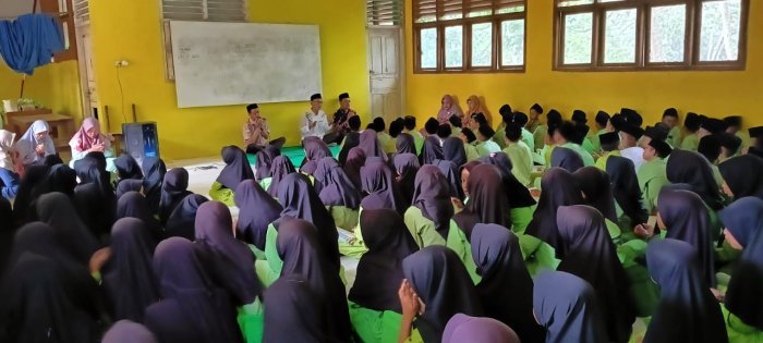 Dewan Guru MIN 1 Tebo Aktif Dampingi Siswa Dalam Pembiasaan Hari Jumat Dewan Guru MIN 1 Tebo Aktif Dampingi Siswa Dalam Pembiasaan Hari Jumat