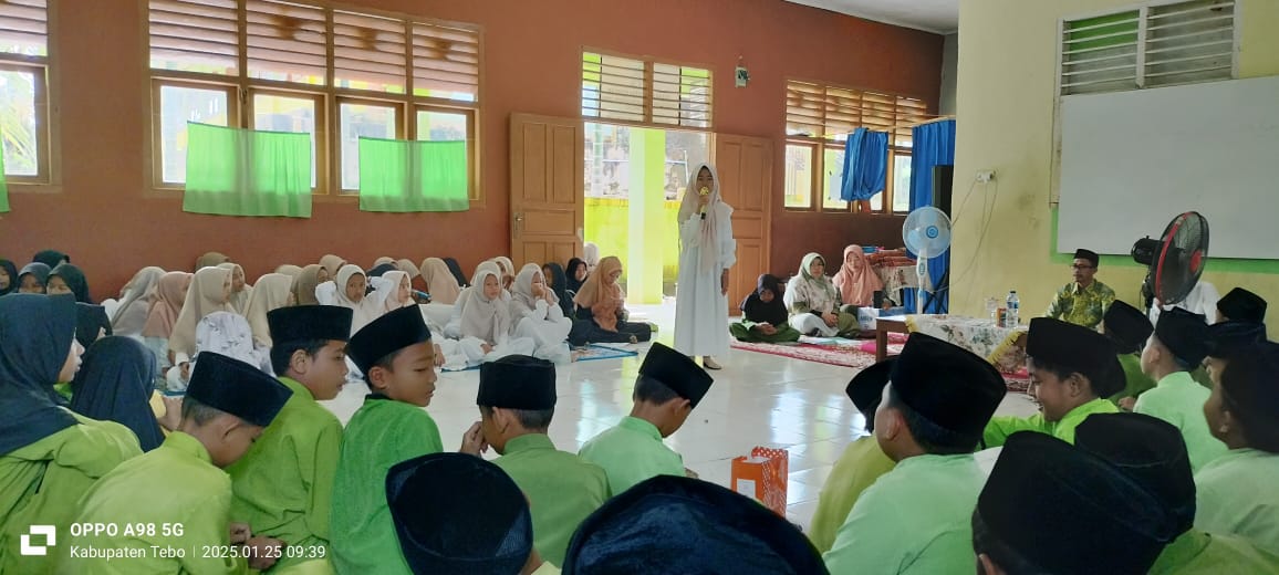 Keluarga MIN 1 Tebo Adakan Pengajian Isra Mi'raj di Madrasah