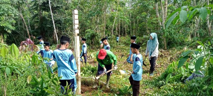 Kepala MIN 1 Tebo Pasang Patok Tanah untuk Menjaga Aset Madrasah