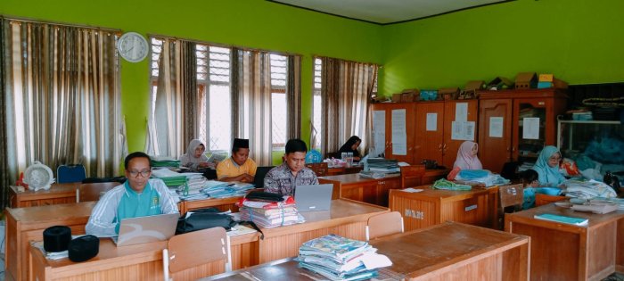 Guru MIN 1 Tebo Siapkan Materi dan Koreksi Soal UTS