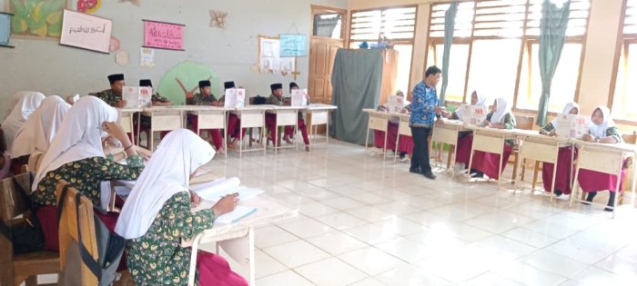 Jelang Simulasi TKA Tahun 2026, Siswa Kelas VI MIN 1 Tebo Fokus Ikuti Latihan Soal Bersama Wali Kelas