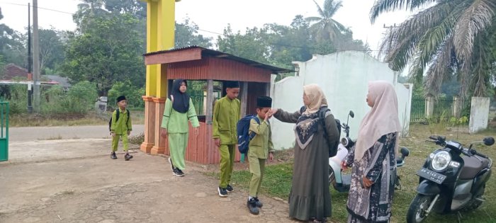 Dewan Guru MIN 1 Tebo Antusias Sambut Kehadiran Siswa di Gerbang Madrasah Dewan Guru MIN 1 Tebo Antusias Sambut Kehadiran Siswa di Gerbang Madrasah