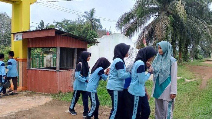Dewan Guru MIN 1 Tebo Rutin Laksanakan Sambut Kehadiran Siswa Dengan Semangat