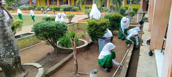 Siswa MIN 1 Tebo Tingkatkan Kebersamaan Lewat Aksi Bersih Lingkungan Setiap Hari