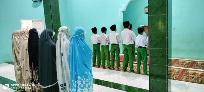 Seluruh Siswa Kelas 6 MIN 1 Tebo Rutin Ikuti Pelaksanaan Sholat Dhuha di Hari Selasa