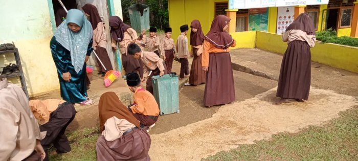 Siswa Kelas 2 MIN 1 Tebo Galakkan Kebersihan Lingkungan Kelas Bersama Wali Kelas Siswa Kelas 2 MIN 1 Tebo Galakkan Kebersihan Lingkungan Kelas Bersama Wali Kelas