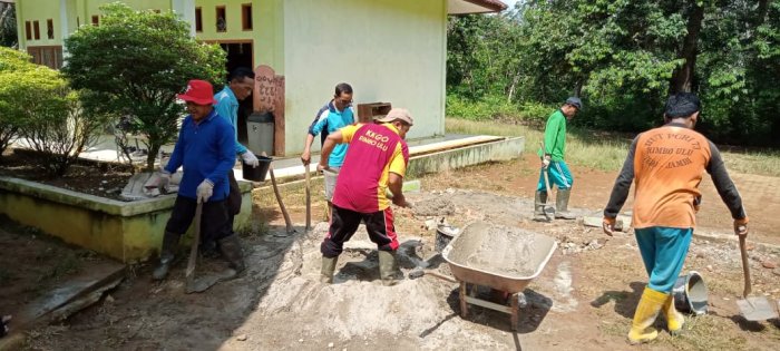 Tingkatkan Sarana dan Prasarana Dewan Guru MIN 1 Tebo Adakan Gotong Royong