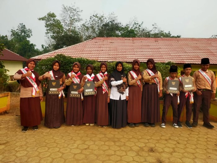 Siswa Kelas 6B MIN 1 Tebo Tampil Memukau, Sukseskan Pelaksanaan Upacara Bendera di Madrasah