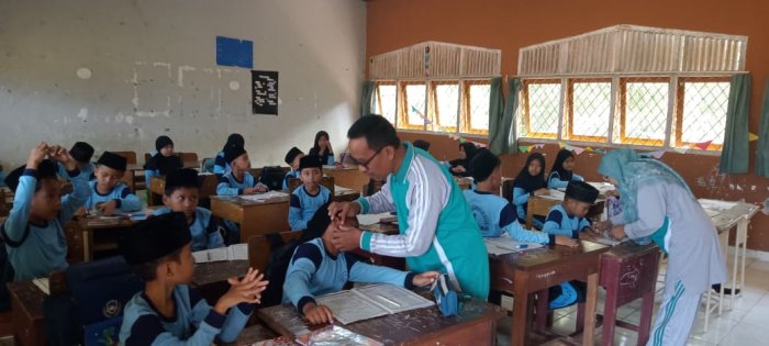 Dewan Guru MIN 1 Tebo Rutin Periksa Kebersihan Siswa