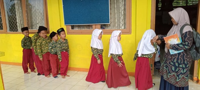 Wali Kelas MIN 1 Tebo Sambut Siswa Kelas Rendah  dan Pantau Pembelajaran