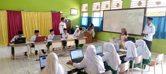 Kepala MIN 1 Tebo Pantau Langsung Pelaksanaan ANBK Hari Kedua Kepala MIN 1 Tebo Pantau Langsung Pelaksanaan ANBK Hari Kedua