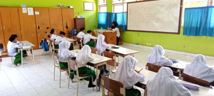 Siswa Kelas 1B Tingkatkan Literasi Membaca Bersama Wali Kelas