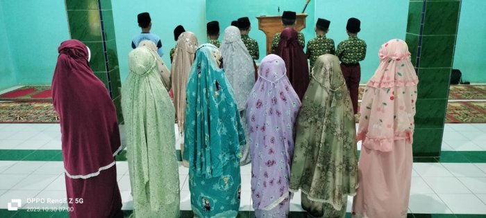 Siswa Kelas  4 MIN 1 Tebo Rutin Laksanakan Pembiasaan Sholat Dhuha Setiap Kamis