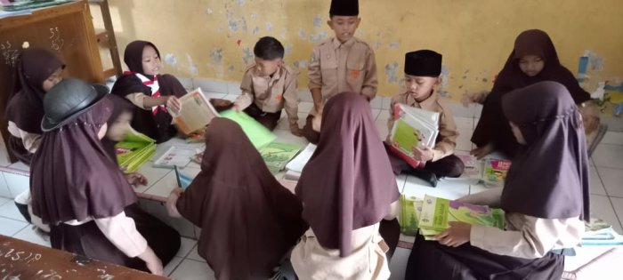 Siswa Kelas 3 MIN 1 Tebo Rapikan Buku Pelajaran Usai Pelaksanaan ASAS