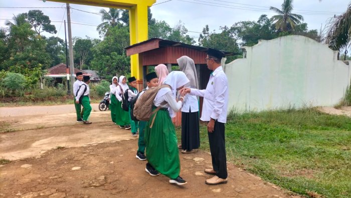 Dewan Guru MIN 1 Tebo Laksanakan Pembiasaan Piket Sambut Siswa Dengan Penuh Antusias