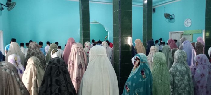 Siswa MIN 1 Tebo Rutin Laksanakan Pembiasaan  Sholat Dzuhur Berjamaah di Lingkungan Madrasah