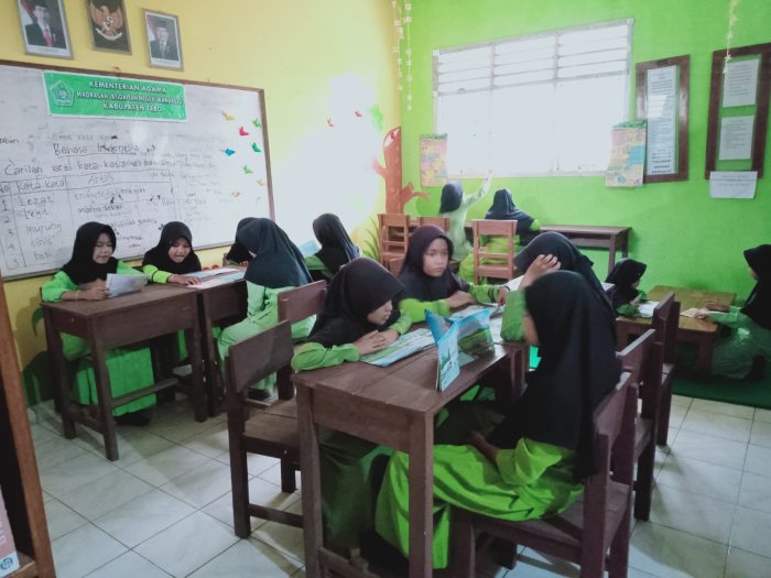 Siswa MIN 1 Tebo Tunjukkan Kebersamaan Laksanakan Kunjungan Pustaka, Tingkatkan Literasi Dengan Semangat Siswa MIN 1 Tebo Tunjukkan Kebersamaan Laksanakan Kunjungan Pustaka, Tingkatkan Literasi Dengan Semangat