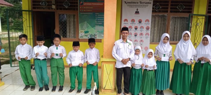 Kepala MIN 1 Tebo Salurkan Santunan untuk 10 Anak Yatim dan Piatu di Madrasah Kepala MIN 1 Tebo Salurkan Santunan untuk 10 Anak Yatim dan Piatu di Madrasah