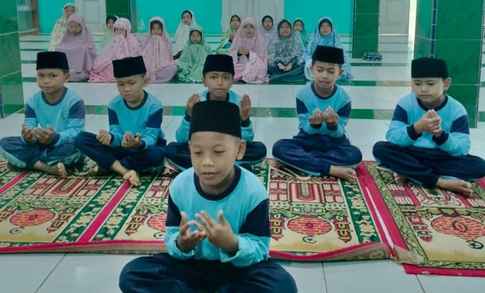 Siswa Kelas III MIN 1 Tebo Antusias Laksanakan Pembiasaan Sholat Dhuha Berjamaah di Masjid