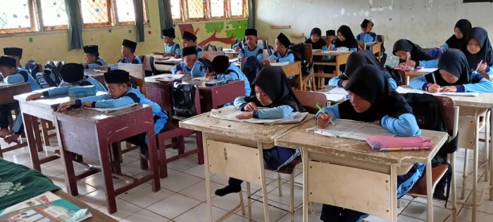 Siswa Kelas 3 MIN 1 Tebo Pelajari Keutamaan Sholat Berjamaah Bersama Dewan Guru
