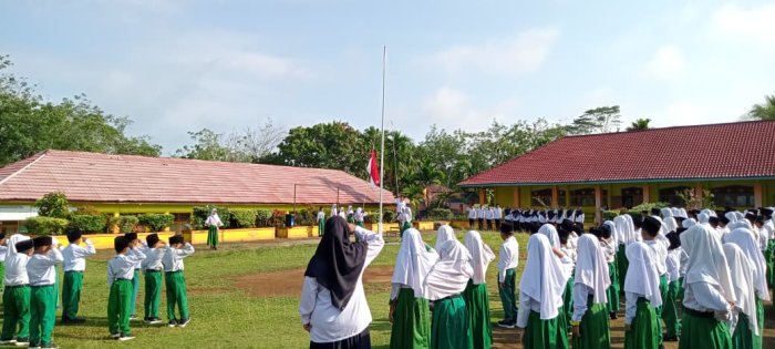 Keluarga Besar MIN 1 Tebo Ikuti Pelaksanaan Upacara Bendera Pada Hari Pertama Masuk Sekolah Keluarga Besar MIN 1 Tebo Ikuti Pelaksanaan Upacara Bendera Pada Hari Pertama Masuk Sekolah
