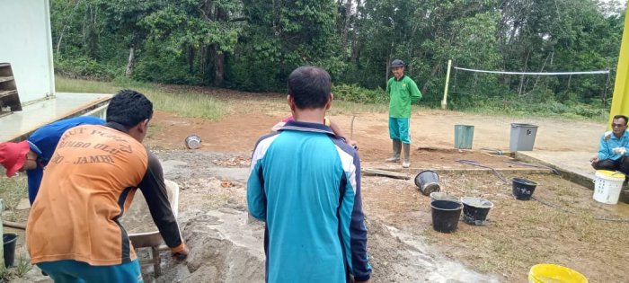 MIN 1 Tebo Adakan Gotong Royong Perbaiki Jalan Menuju Area Parkir
