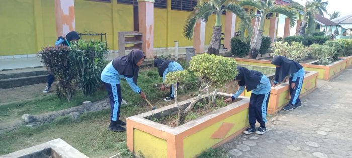 Siswa MIN 1 Tebo Terapkan Panca Cinta Lingkungan Dengan Jaga Kebersihan Madrasah