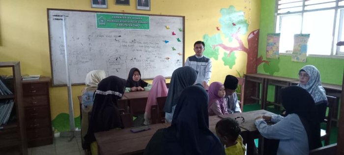 Waka Koordinator Bidang Kurikulum MIN 1 Tebo Berikan Arahan Dalam Kegiatan Penyaluran Paket Sembako Ramadan di Madrasah