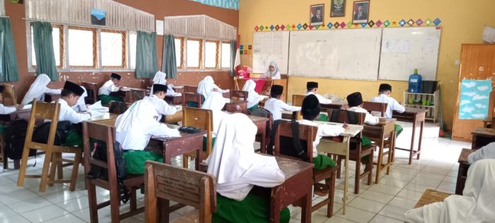 Dewan Guru MIN 1 Tebo Antusias Menjadi Pengawas Selama  Sumatif Akhir Semester Berlangsung