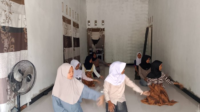 Sejumlah Siswa Kelas VI MIN 1 Tebo Gelar Latihan Menari, Siap Tampil Pada Acara Pelepasan di Madrasah
