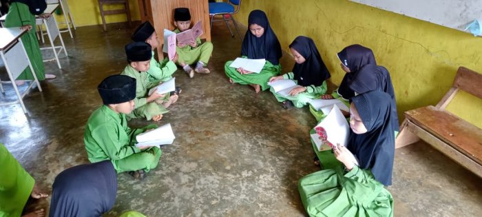 Siswa Kelas Rendah  MIN 1 Tebo Manfaatkan Waktu Luang Untuk Kegiatan Membaca Bersama