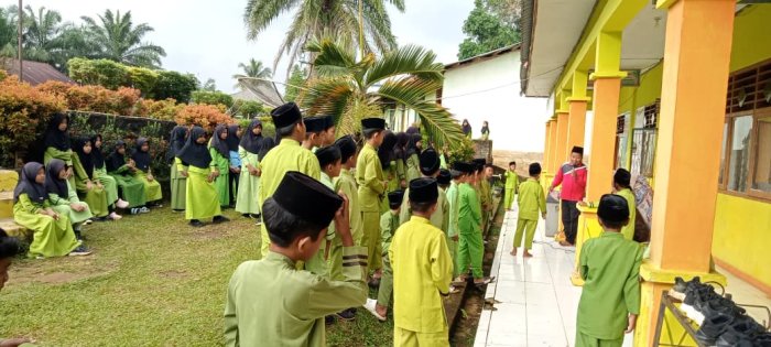 Guru Olahraga MIN 1 Tebo Beri Arahkan Kepada Siswa, Siap Berikan Reward Pemenang Classmeeting di Madrasah Guru Olahraga MIN 1 Tebo Beri Arahkan Kepada Siswa, Siap Berikan Reward Pemenang Classmeeting di Madrasah