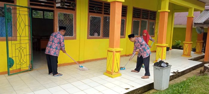 Dewan Guru MIN 1 Tebo Rutin Jaga Kebersihan Lingkungan Madrasah Setiap Hari