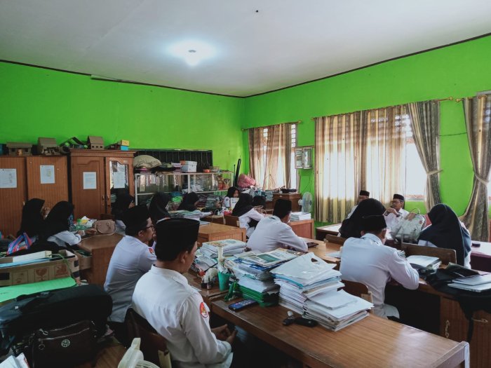 Pengawas Madrasah Adakan Kunjungan Kerja, Gelar Pembinaan Bersama Dewan Guru di MIN 1 Tebo Pengawas Madrasah Adakan Kunjungan Kerja, Gelar Pembinaan Bersama Dewan Guru di MIN 1 Tebo