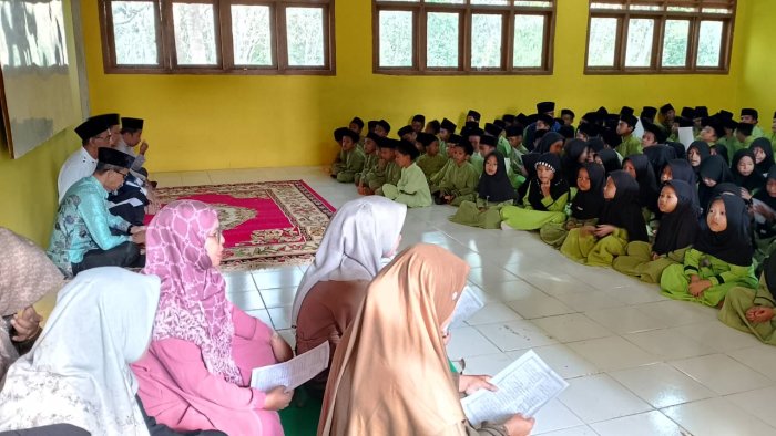 Dewan Guru MIN 1 Tebo Bimbing Siswa dalam Kegiatan Istighosah