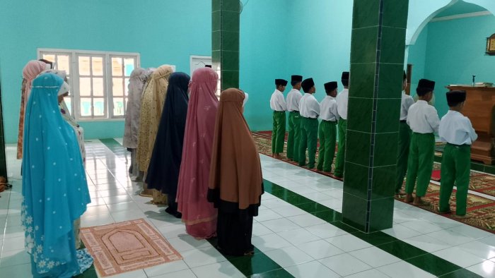 Siswa Kelas 6 MIN 1 Tebo Laksanakan Pembiasaan Sholat Dhuha Rutin di Hari Selasa