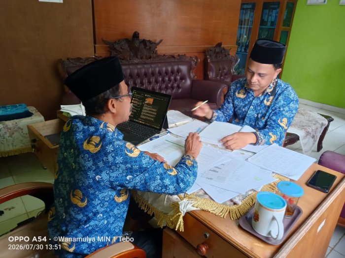 Kepala MIN 1 Tebo Bersama Wakil Kepala Koordinator Bidang Kurikulum Gelar Penyusunan Jadwal Pelajaran di Madrasah Kepala MIN 1 Tebo Bersama Wakil Kepala Koordinator Bidang Kurikulum Gelar Penyusunan Jadwal Pelajaran di Madrasah