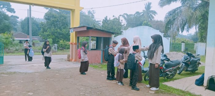 Dewan Guru MIN 1 Tebo Secara Rutin Sambut Kehadiran Siswa di Madrasah
