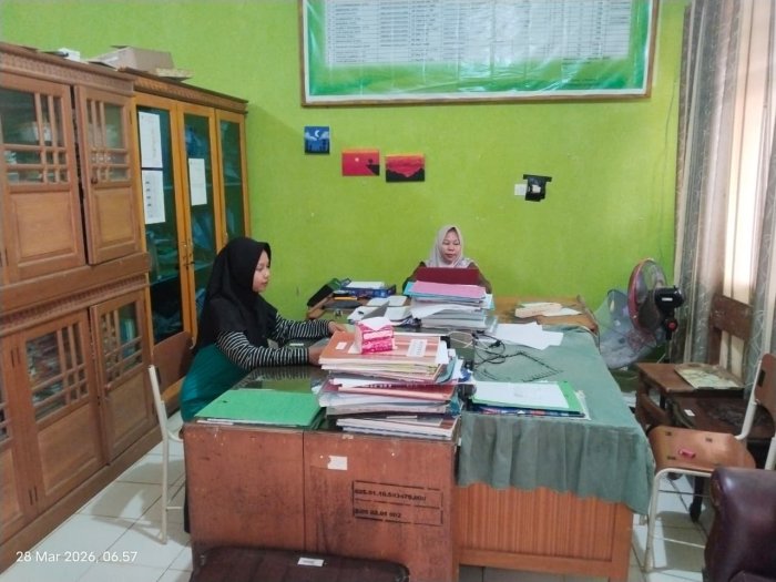 Hari Pertama Masuk Kerja, Operator dan Staf TU MIN 1 Tebo Periksa Kelengkapan Inventaris Kantor