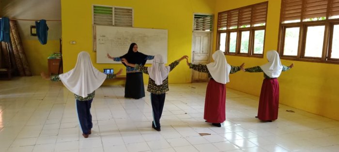 Sejumlah Siswa MIN 1 Tebo Ikuti Kegiatan Latihan Menari Bersama Guru Seni di Lingkungan Madrasah