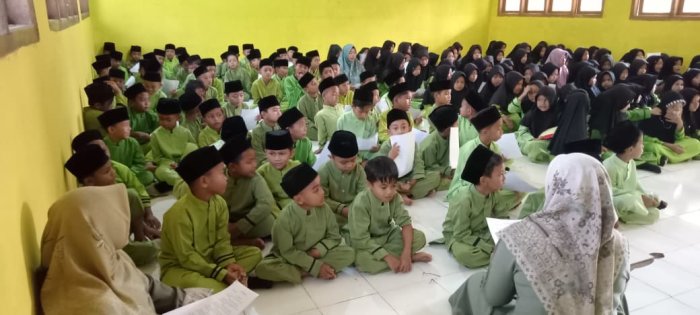 Seluruh Siswa MIN 1 Tebo Laksanakan Pembiasaan Hafalan Doa Harian di Aula Madrasah