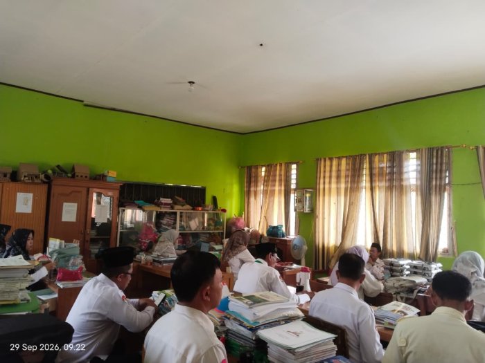 Kepala MIN 1 Tebo Bersama Dewan Guru Gelar Brifing Pagi Bahas Program di Lingkungan Madrasah