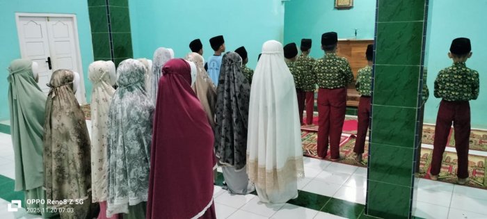Siswa Kelas 4 MIN 1 Tebo Ikuti Pembiasaan Sholat Dhuha di Hari Kamis
