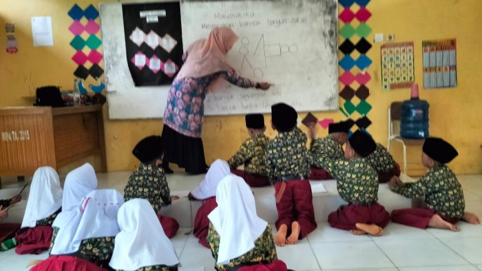 Siswa Kelas 1A MIN 1 Tebo Pelajari Bangun Datar Secara Interaktif Bersama Dewan Guru Siswa Kelas 1A MIN 1 Tebo Pelajari Bangun Datar Secara Interaktif Bersama Dewan Guru