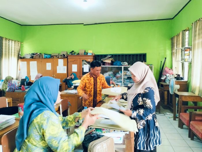 Dewan Guru MIN 1 Tebo Adakan Pengepakan Soal, Siap Sukseskan Ujian Madrasah (UM) Tahun 2026