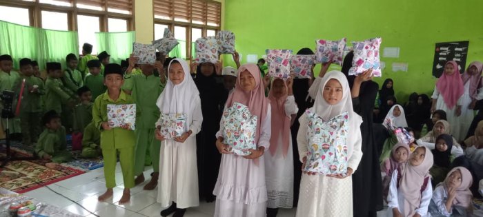 Siswa MIN 1 Tebo Terima Hadiah Lomba PHBI