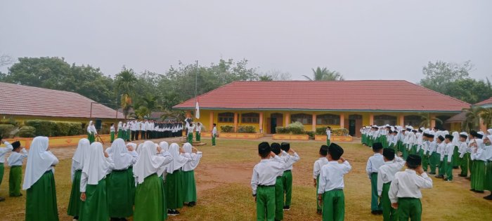 Keluarga Besar MIN 1 Tebo Terapkan Kedisiplinan Laksanakan Upacara Bendera Setiap Senin
