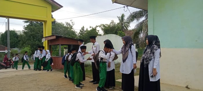 Dewan Guru MIN 1 Tebo Antusias Sambut Siswa Setiap Pagi Dewan Guru MIN 1 Tebo Antusias Sambut Siswa Setiap Pagi