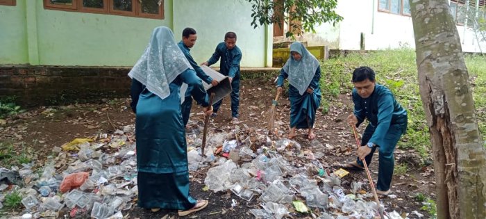 Dewan Guru MIN 1 Tebo Perkuat Kekompakan Jaga  Kebersihan Lingkungan Madrasah