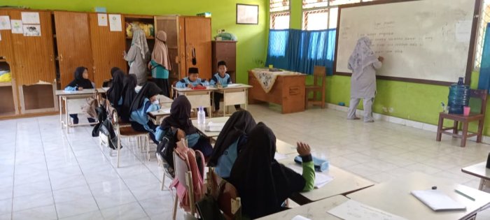 Siswa Kelas Rendah MIN 1 Tebo Ikuti Pembelajaran Dengan Baik Bersama Wali Kelas